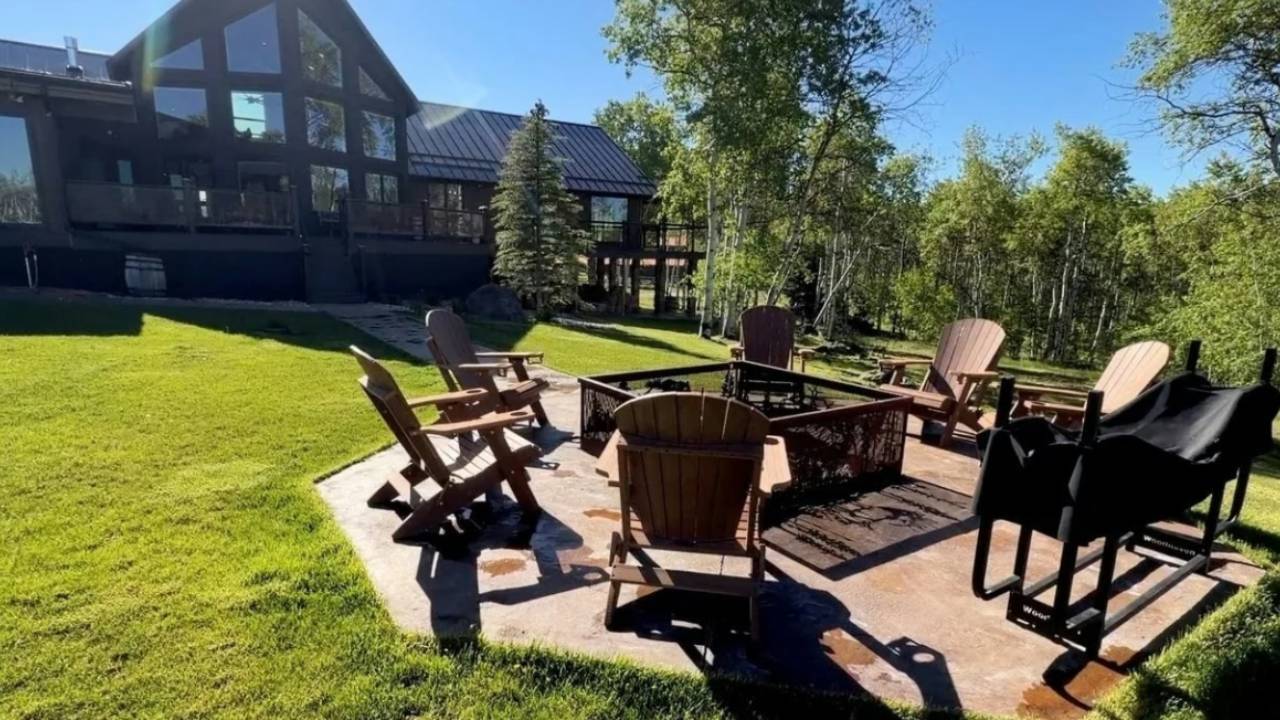 Blackstock's ranch includes an eight-stall horse barn and equestrian facilities.