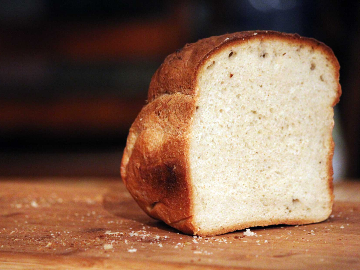 Breading worse. Белый хлеб. Обкусанный хлеб. Откусанная Буханка хлеба. Корка хлеба.