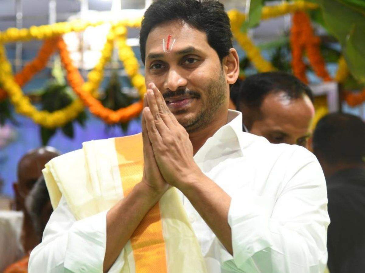 YS Jaganmohan Reddy visits Tirumala temple, offers silk clothes to ...