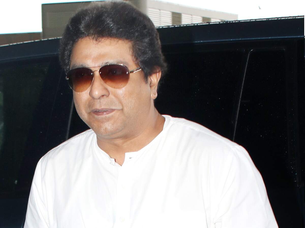 Mumbai: Crowd gathers outside Raj Thackeray's residence flouting social distancing norms