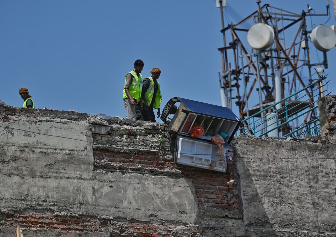 Demolition of the building adjacent to the collapsed PG building<br>