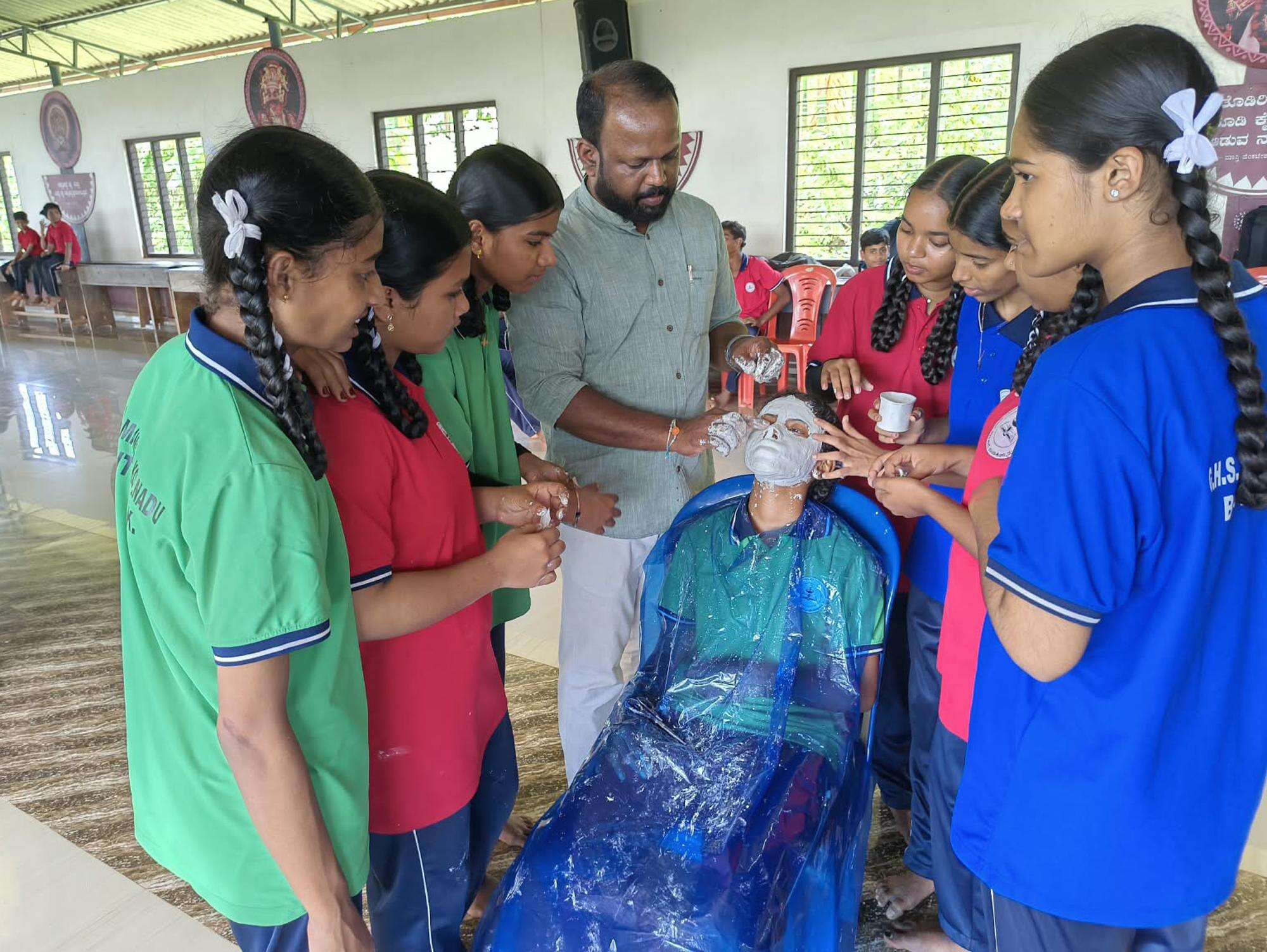Artist Harish Kodialbail demonstrating face painting (2).jpeg