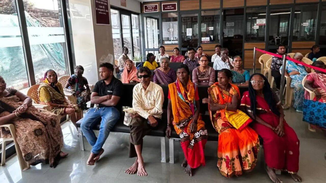 From village screenings to treatment in Surat. Image credits: Instagram/Swami Vivekanand Netra Mandir