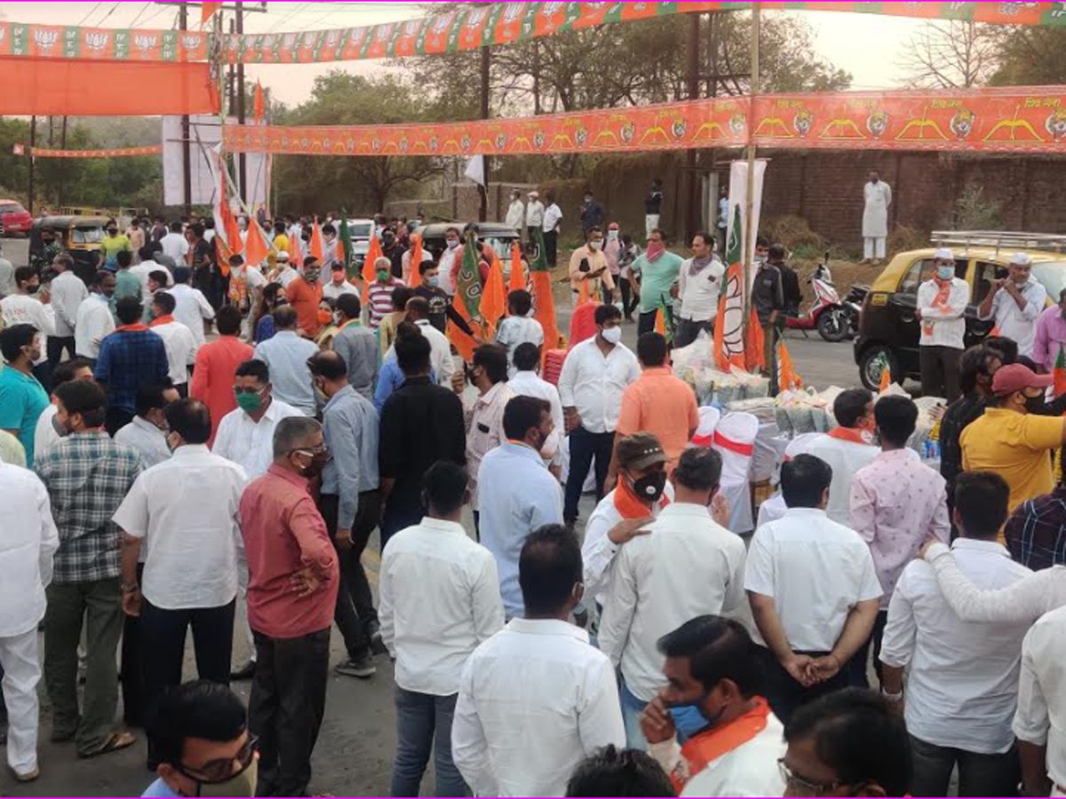 But learning about minister Shinde's visit, who is also guardian minister of Thane, over 200 Shiv Sena and BJP supporters had gathered at the event.