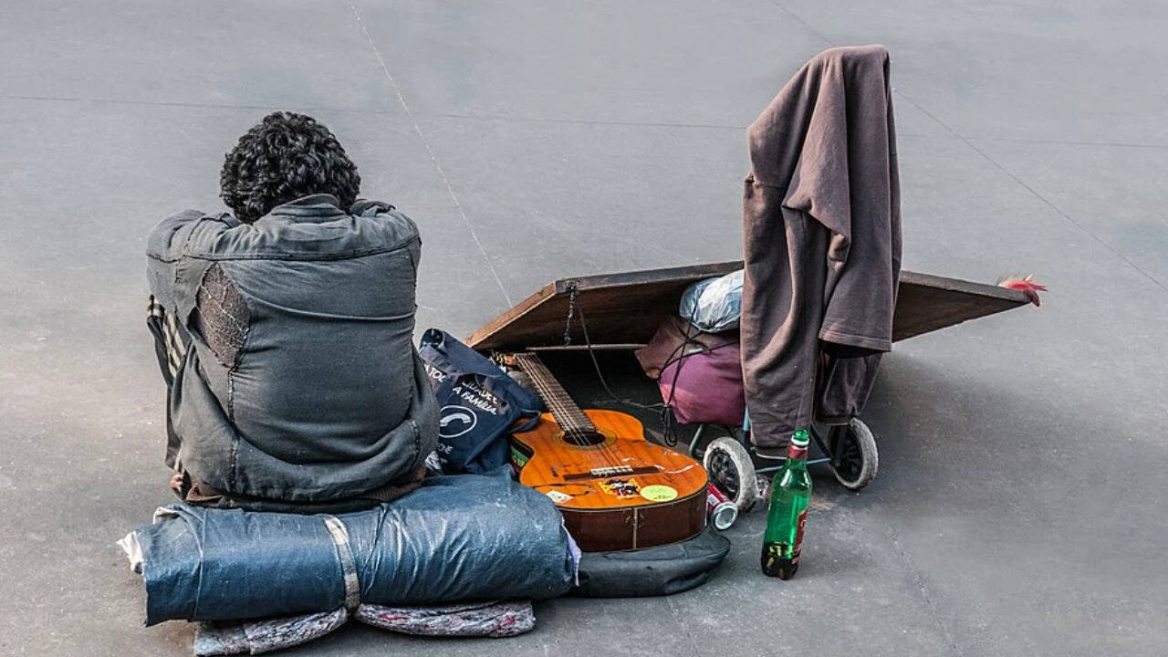 Homeless_on_Paulista_Avenue,_São_Paulo_city,_Brazil