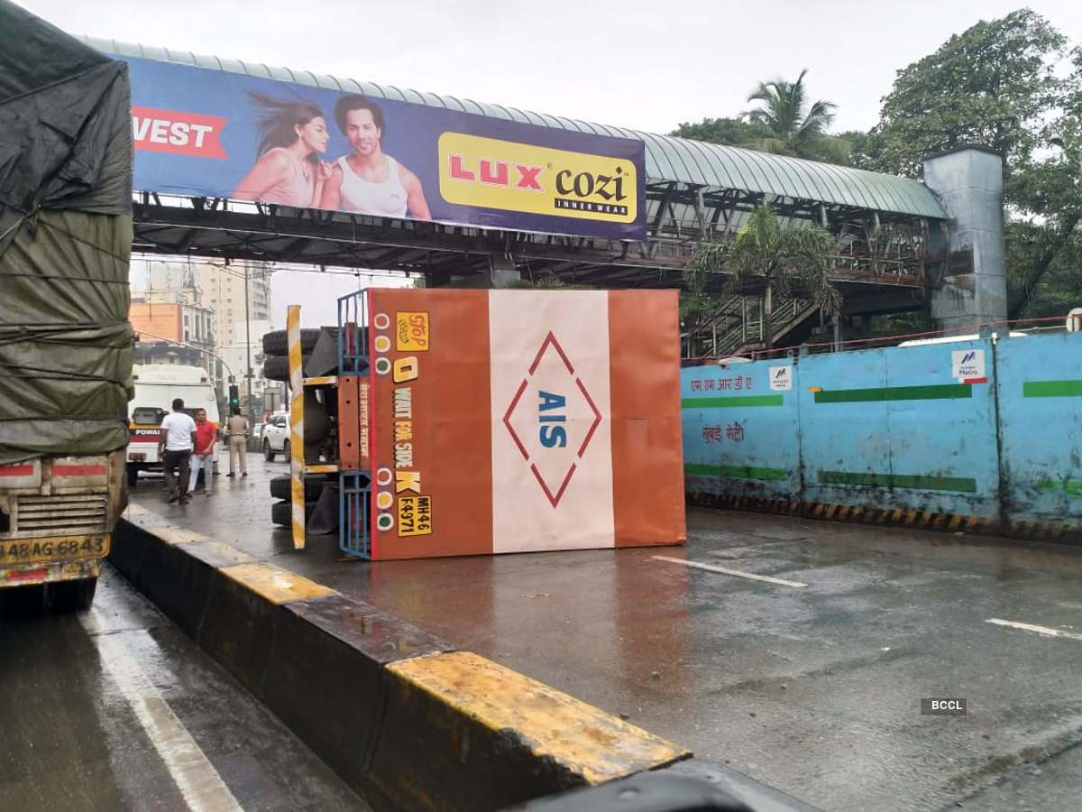 mumbai Truck overturns on JogeshwariVikhroli Link Road, traffic