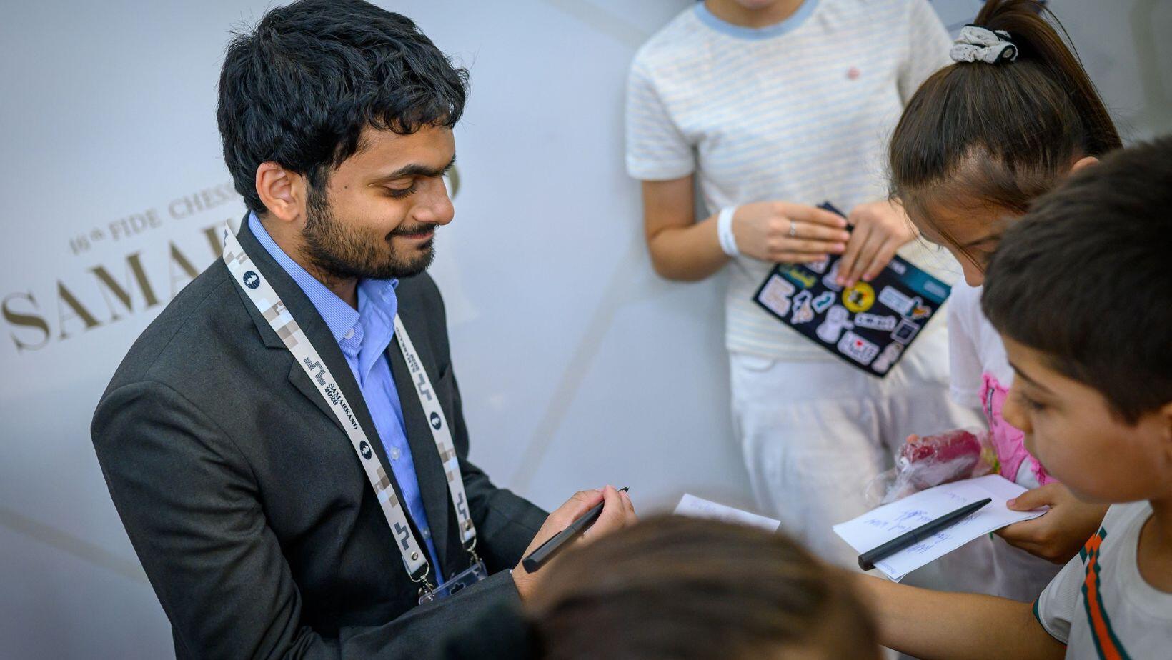 Nihal Sarin with the fans at Chess Olympiad in Samarkand (Photo by Michal Walusza for FIDE)