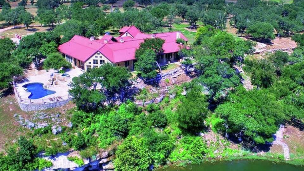 The main residence measured 7,540 square feet and had four bedrooms and six bathrooms.