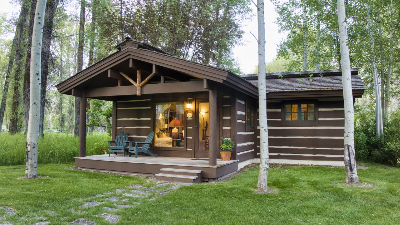 What natural features and Western-style interiors define the Jackson Hole retreat