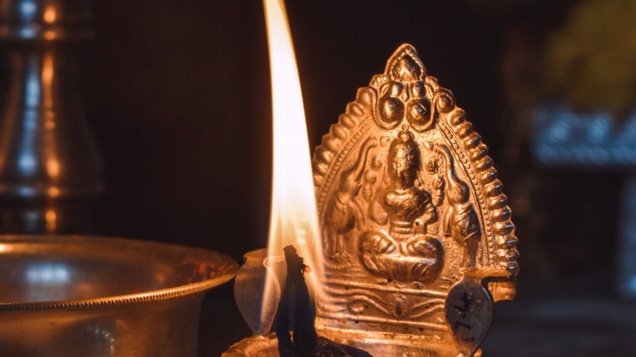 ​<strong>Should you let a diya burn out naturally or extinguish it after puja? What’s allowed by the Hindu shastras and what’s forbidden? </strong>​<br>