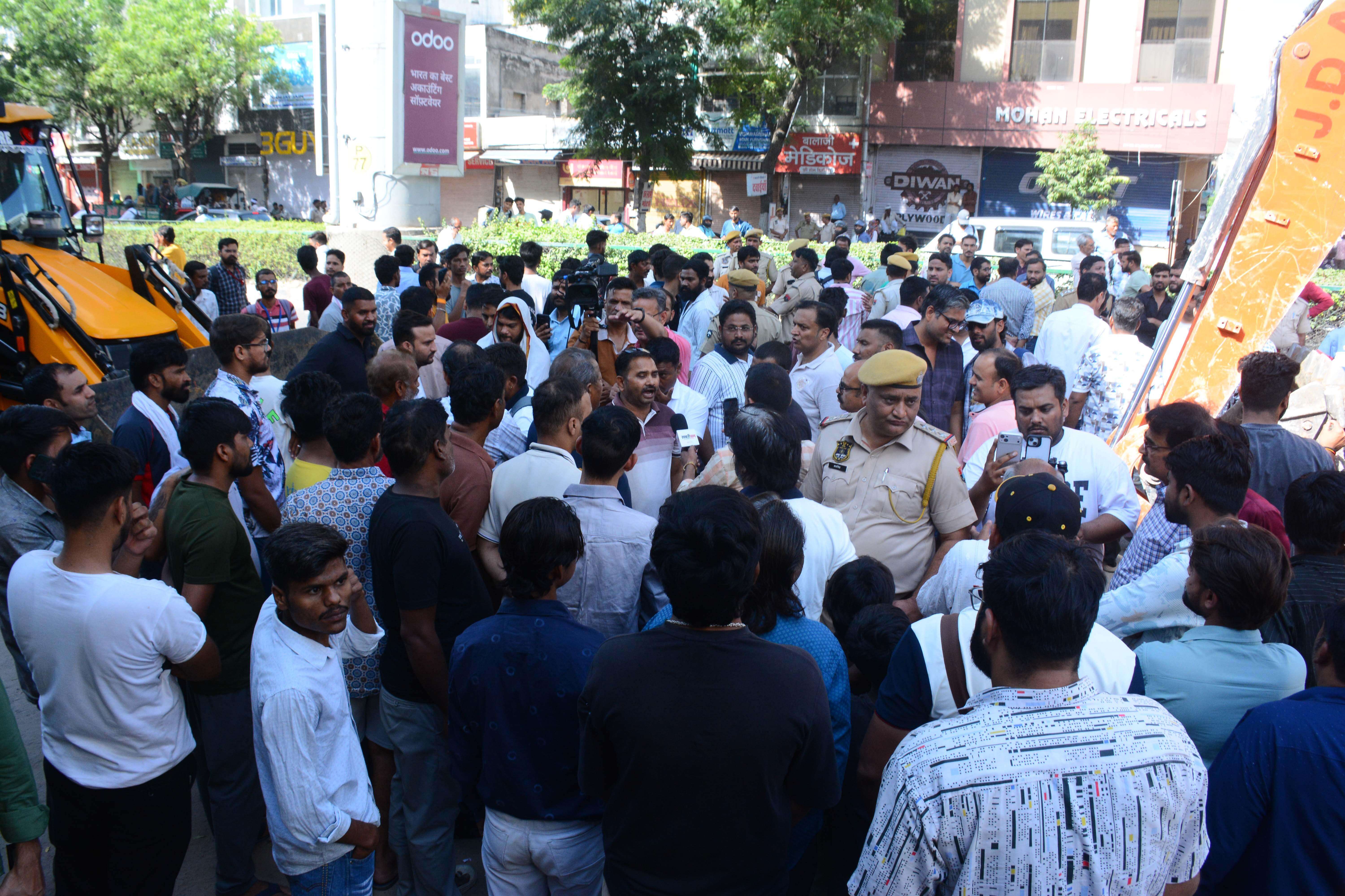 JDA initiates demolition drive on New Sanganer Road (1).jpeg