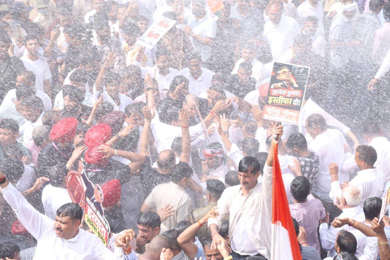 Gehlot, Jully, Randhawa detained in protest march to ECI office, police use water cannons (2).jpeg