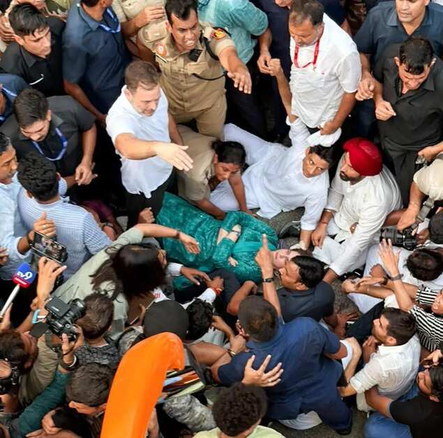 During the INDIA bloc’s protest against the CEC, Priyanka Gandhi lay down on the road, daring anyone to move her. Rahul and Priyanka Gandhi