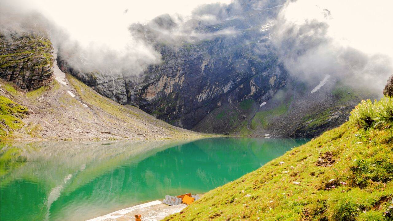 Hemkund Lake