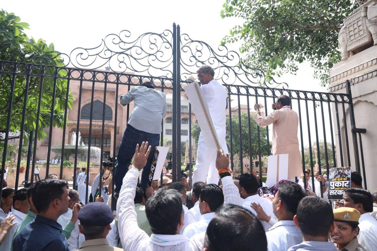 Congress protested outside the Rajasthan Assembly1 (Bhagirath) (1).jpeg