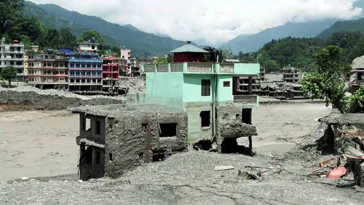 According to Prakash, the family had paid particular attention to its foundation because the house was located close to the river.