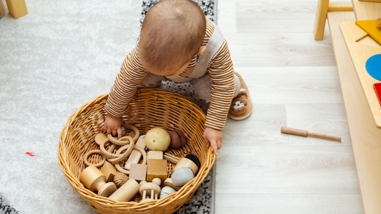 ​<strong>A child's reaction when the toy arrangement is changed can offer useful developmental clues.</strong>​