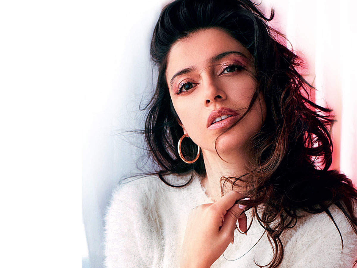Divya begins shooting for her next song - Ahmedabad Mirror