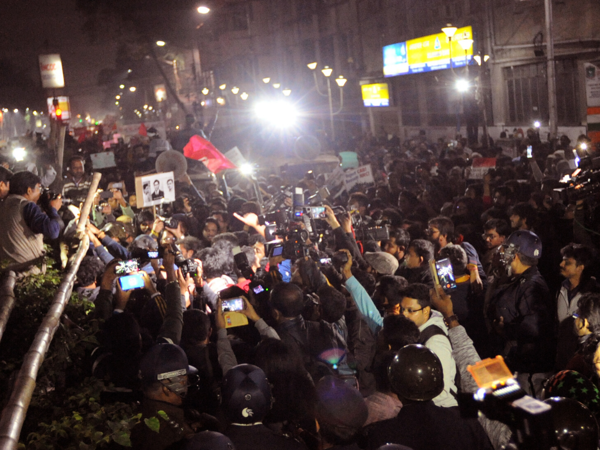 Students scuffle with police during massive protest march in Kolkata ...