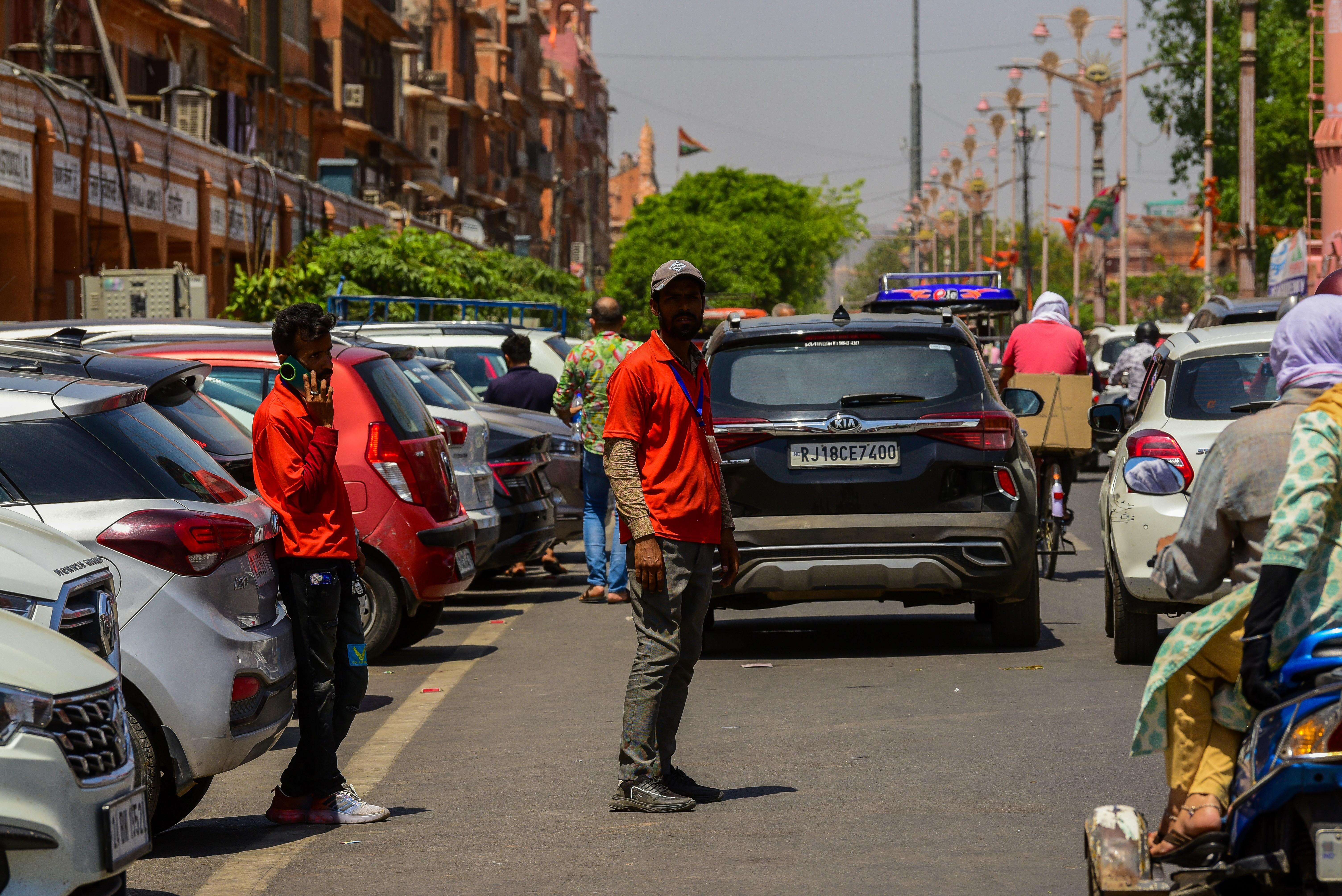 Parking at Johari Bazaar (3).jpg