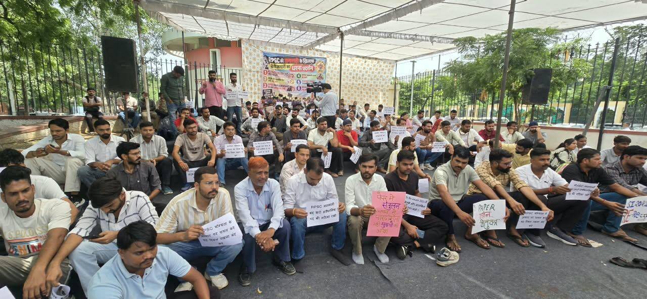 Candidates who appeared for Sub-Inspector Recruitment Examination 2021 staged a protest at Shaheed Smarak (4).jpeg