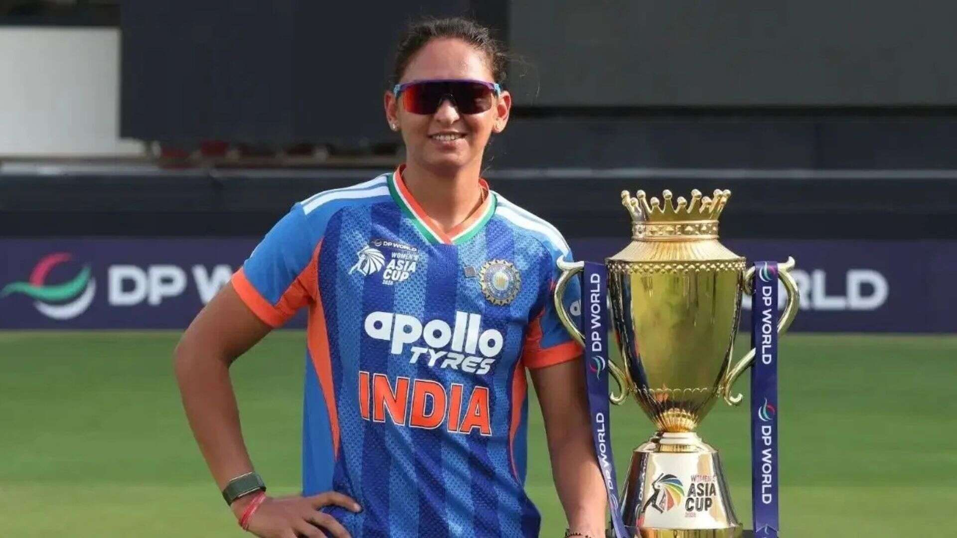 Harmanpreet Kaur with Asia Cup trophy