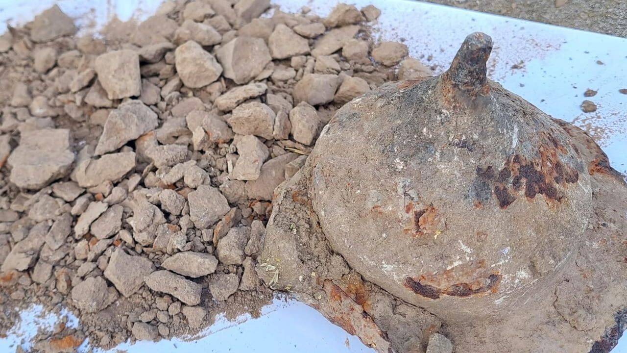 Soil trapped inside the shield boss revealed traces of a cremation<br>