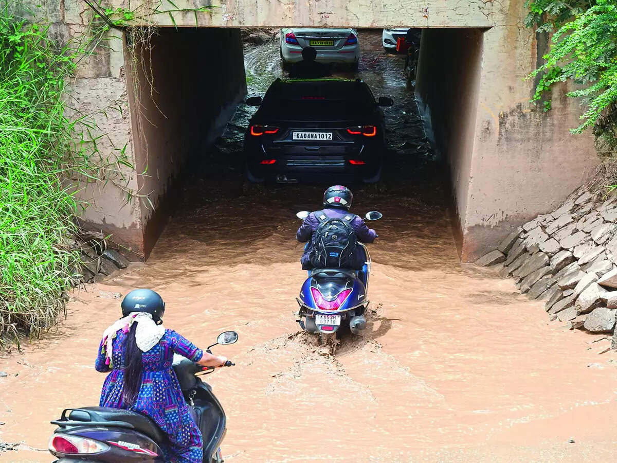 Driving rules Lane discipline goes for a toss in Bengaluru