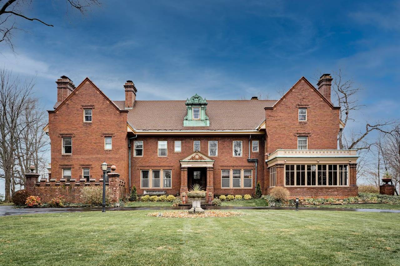 Taylor Swift and Travis Kelce’s $5.35 million lakefront property gets a new privacy barrier.