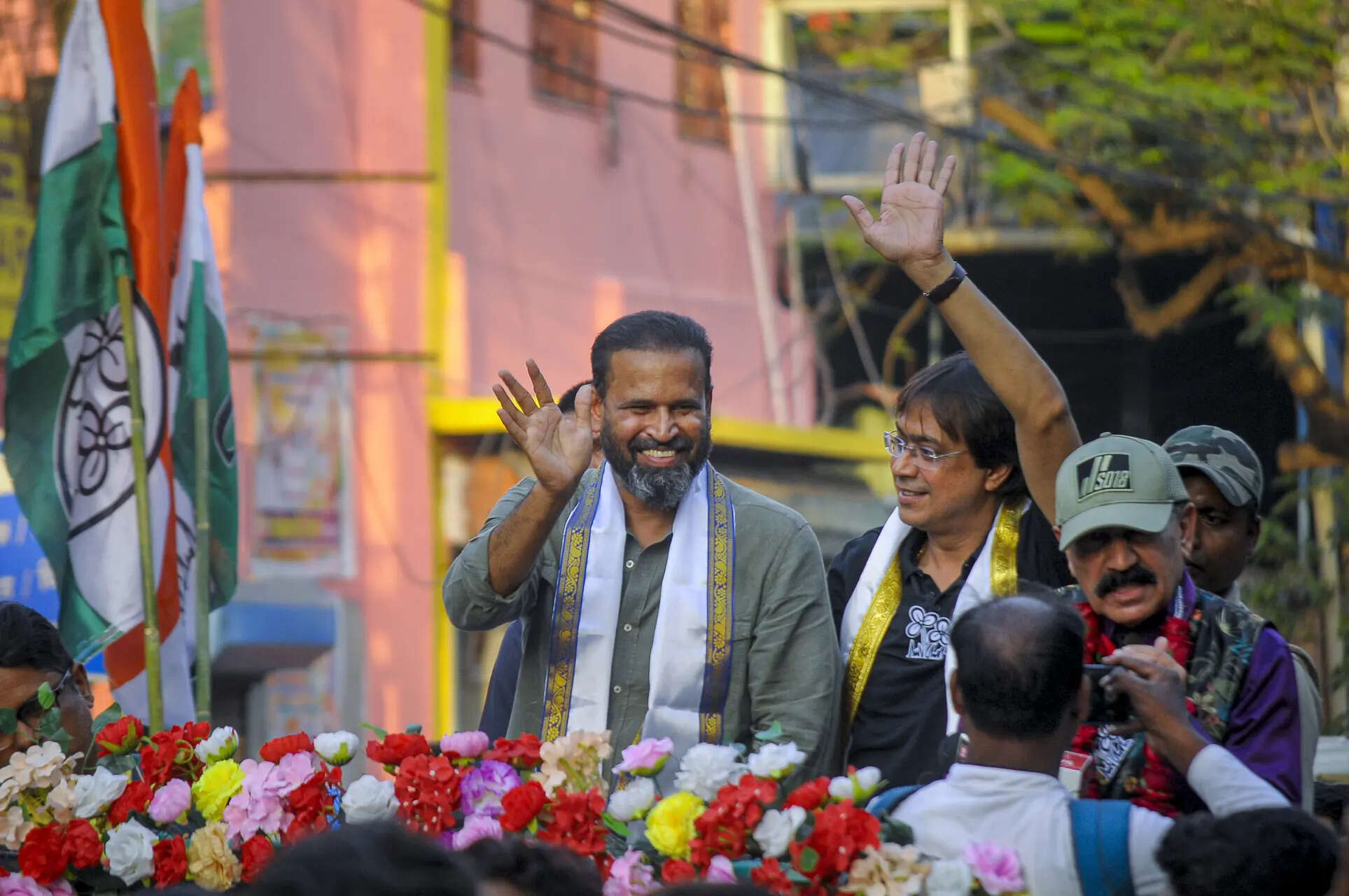 Yusuf Pathan campaigns with Rana Chatterjee<br>