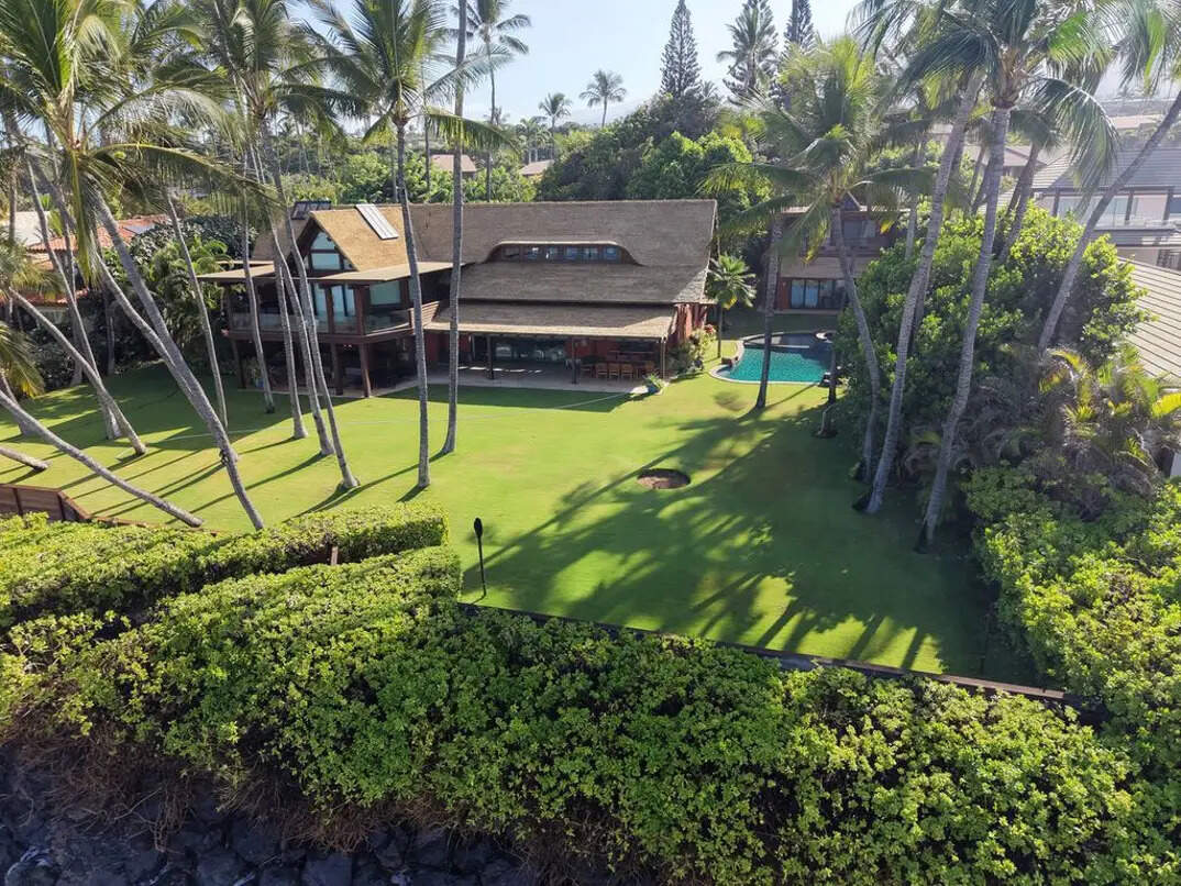 The 4,000-square-foot oceanfront estate sits on nearly an acre along Hawaii’s Keawakapu Beach.