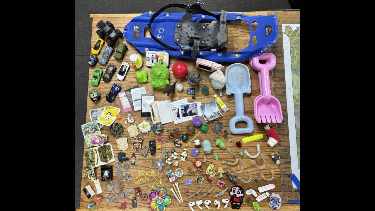 Other titbits left by tourists.