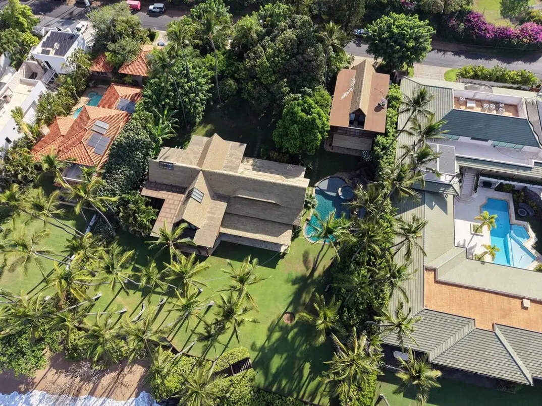 Carrey’s Maui property features around 170 feet of beach frontage, a separate guest house and a freeform pool.