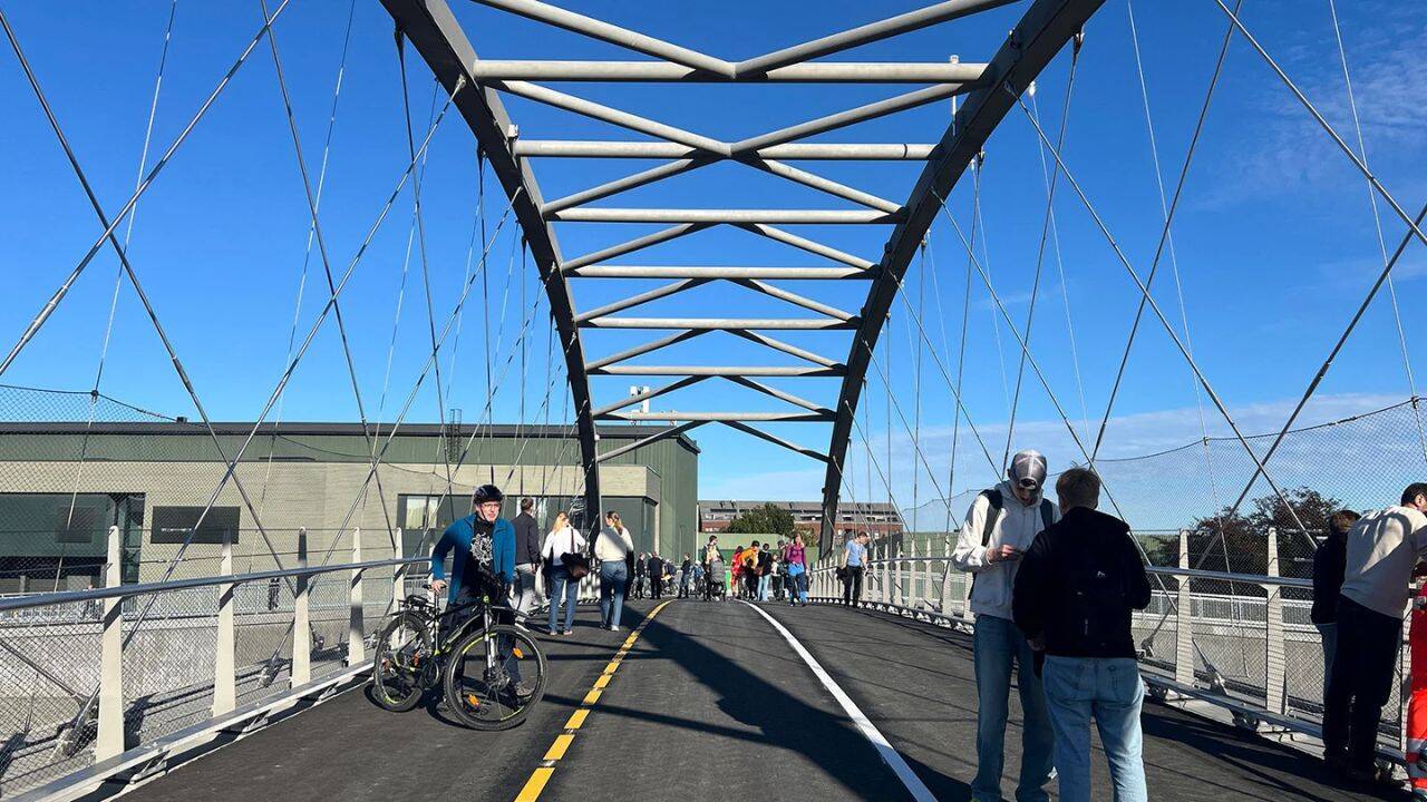 What makes the Hangarbrua different from a conventional bridge