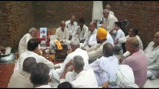 Uttar Pradesh village mourns Babuji the bull, holds shraddh feast for 3,000 | Meerut News - Times of India