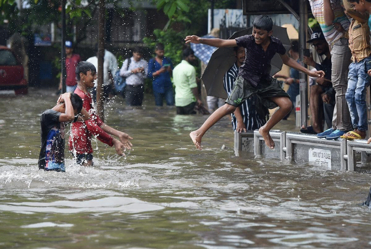 Mumbai Rain : Flight Update, सड़कों पर जलजमाव 6 Memes Flood Social Media As Heavy Rains Lash Mumbai
