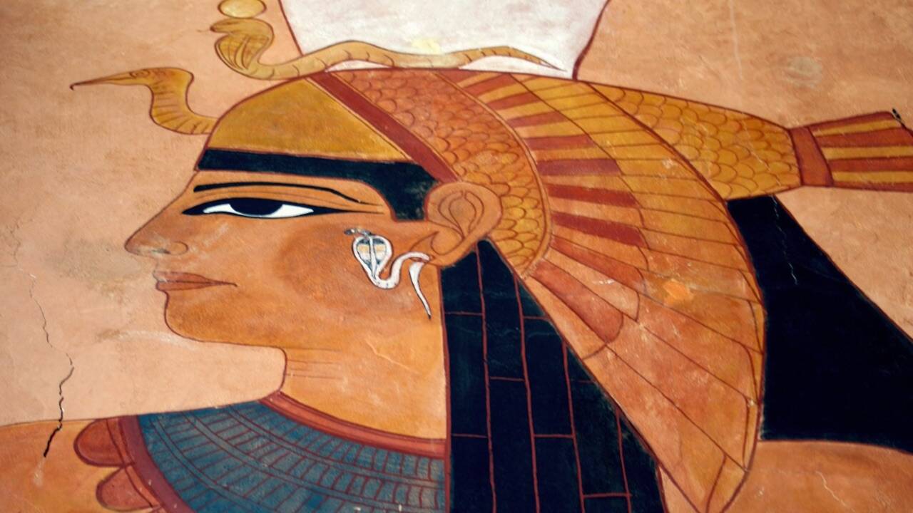 Cleopatra’s eye makeup secret? Ancient Egyptians used lead-based kohl that may have boosted the body’s immune defences and helped fight eye infections<br>