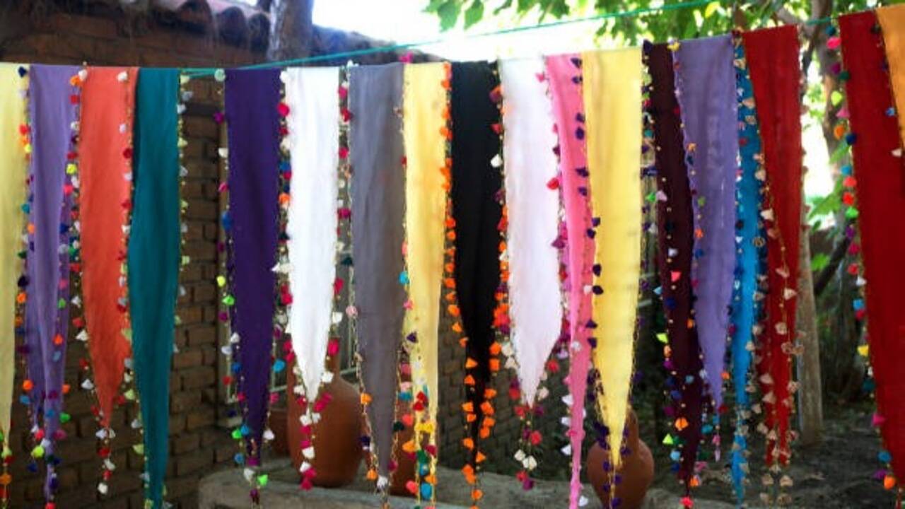old dupatta into beautiful home décor<br>