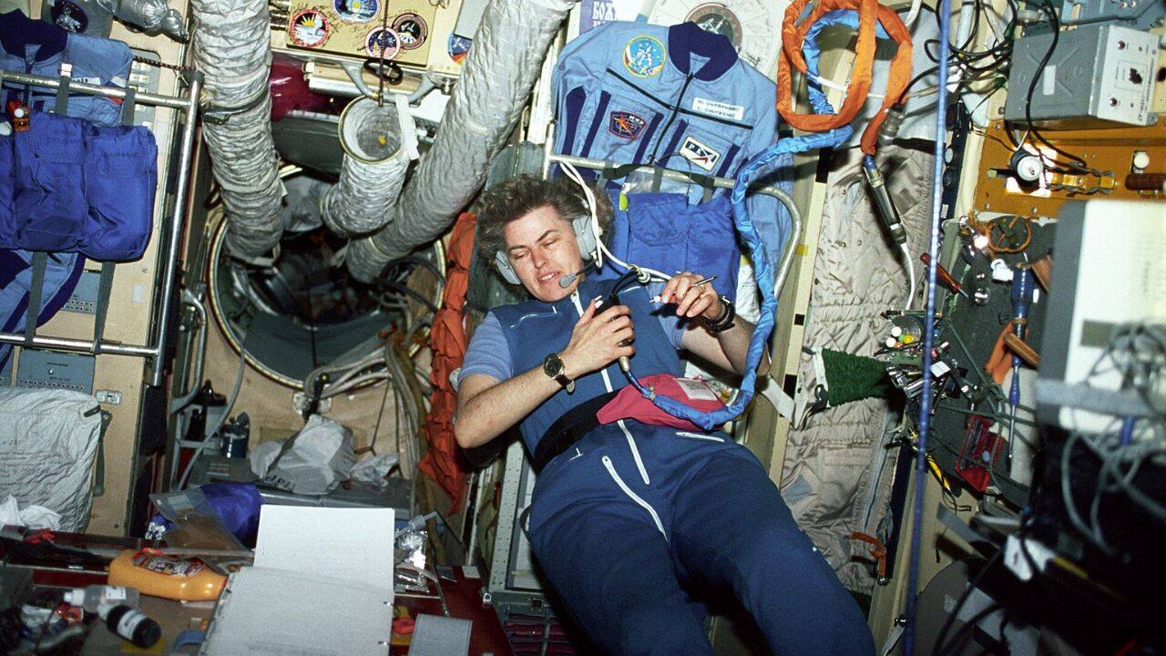 Why did NASA send fertilised Japanese quail eggs to the Mir space station