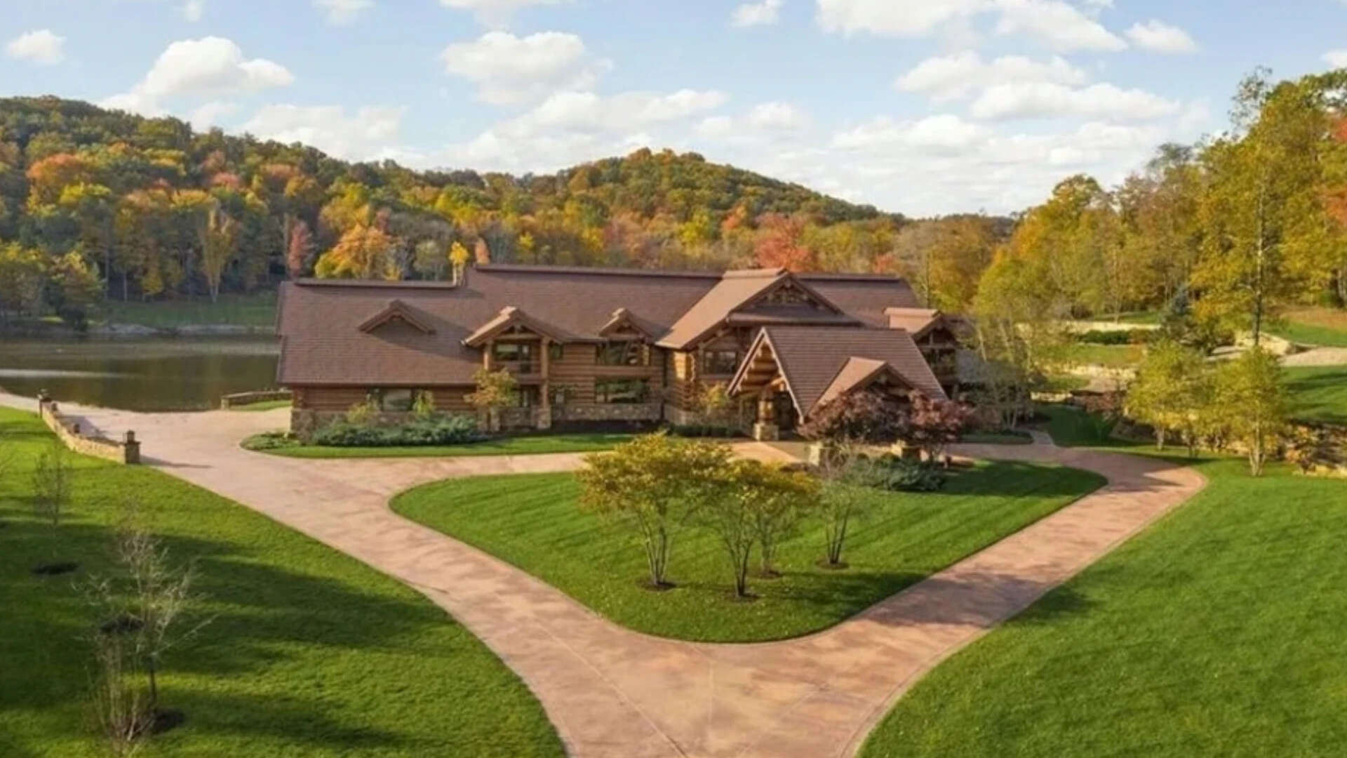 Stewart bought the land in 2004 and later built the main house, which measures 19,713 square fee