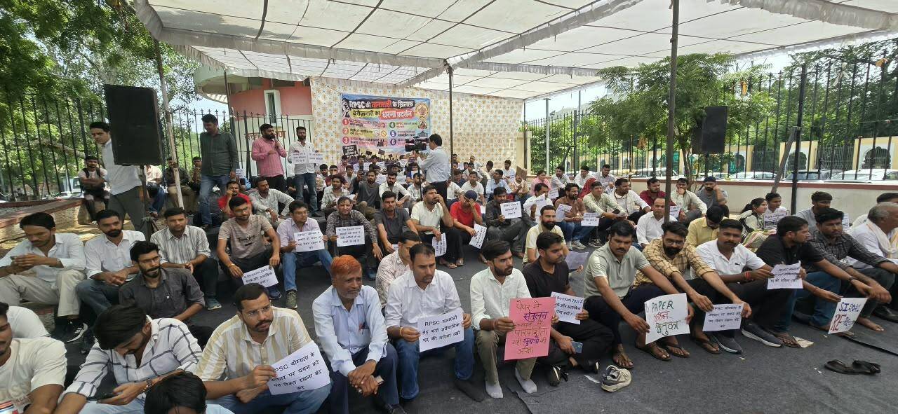 Candidates who appeared for Sub-Inspector Recruitment Examination 2021 staged a protest at Shaheed Smarak (1).jpeg