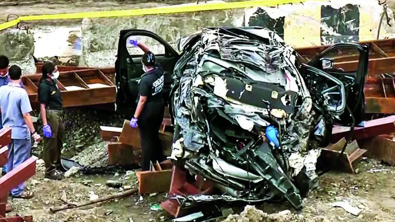 3 killed as BMW crashes on Coastal Road in Mumbai<br>