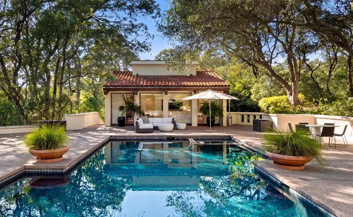 Newsom’s mansion features a swimming pool, tennis court, hot tub and cold plunge.