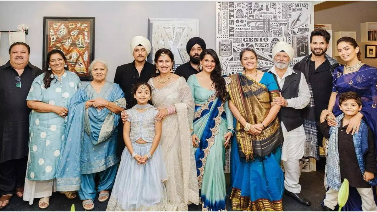 2001714104_shahid-kapoor-mira-rajput-pankaj-kapur-others-come-together-in-family-pic-from-ruhaan-manukritis