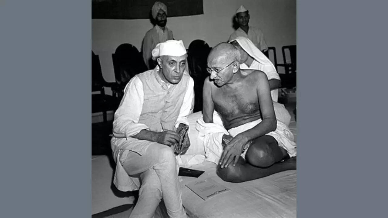 Gandhi_and_Nehru_in_1946