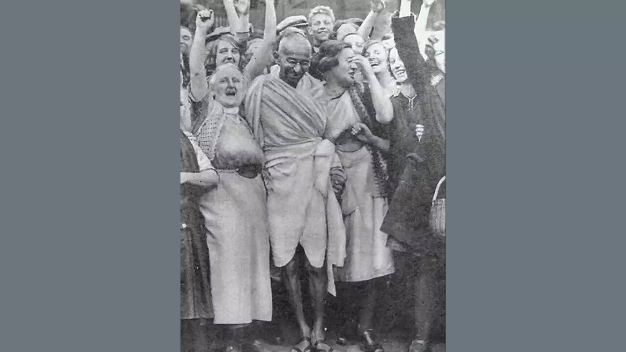 Gandhi_at_Darwen_with_women