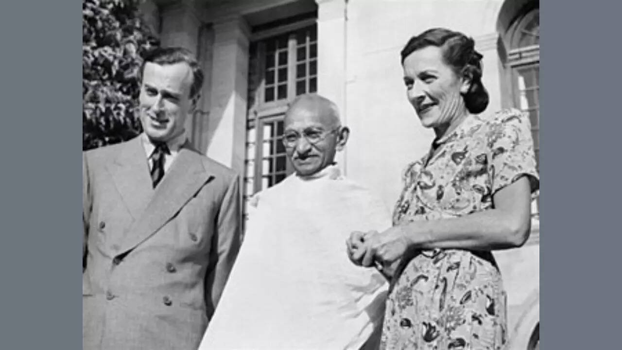 Mountbattens_with_Gandhi_(IND_5298)