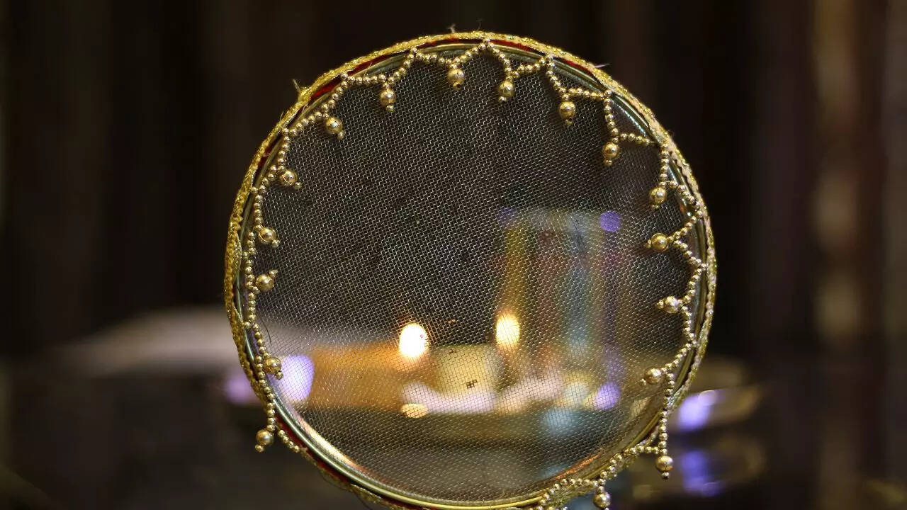 Happy Karwa Chauth 2023: Top 50 Wishes, Messages and Quotes