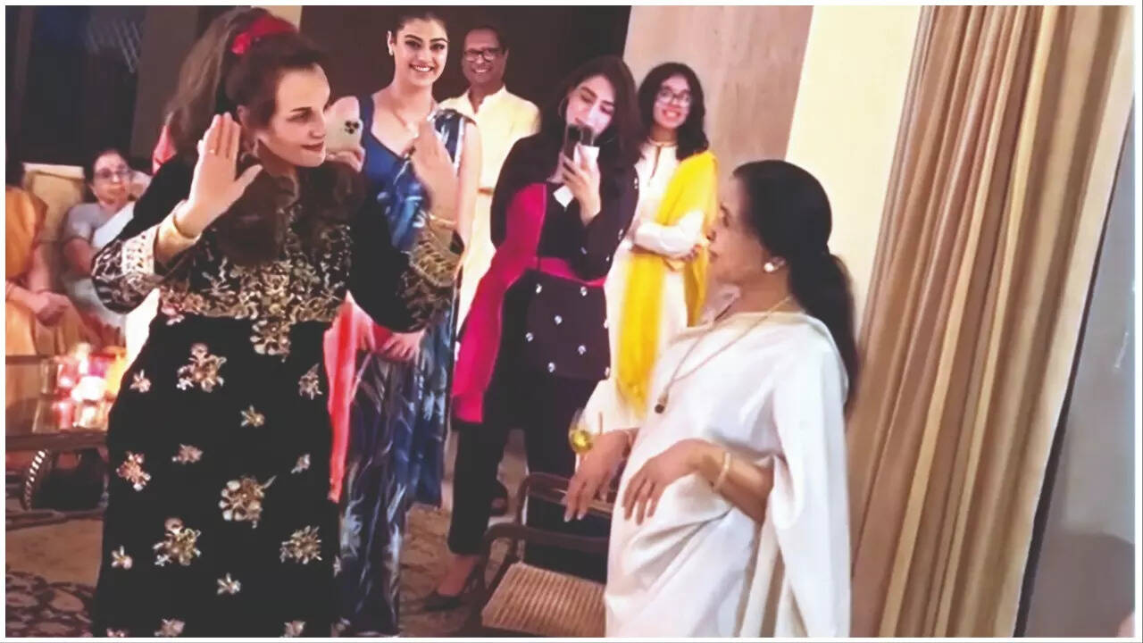 Mumtaz dancing with Asha Bhosle