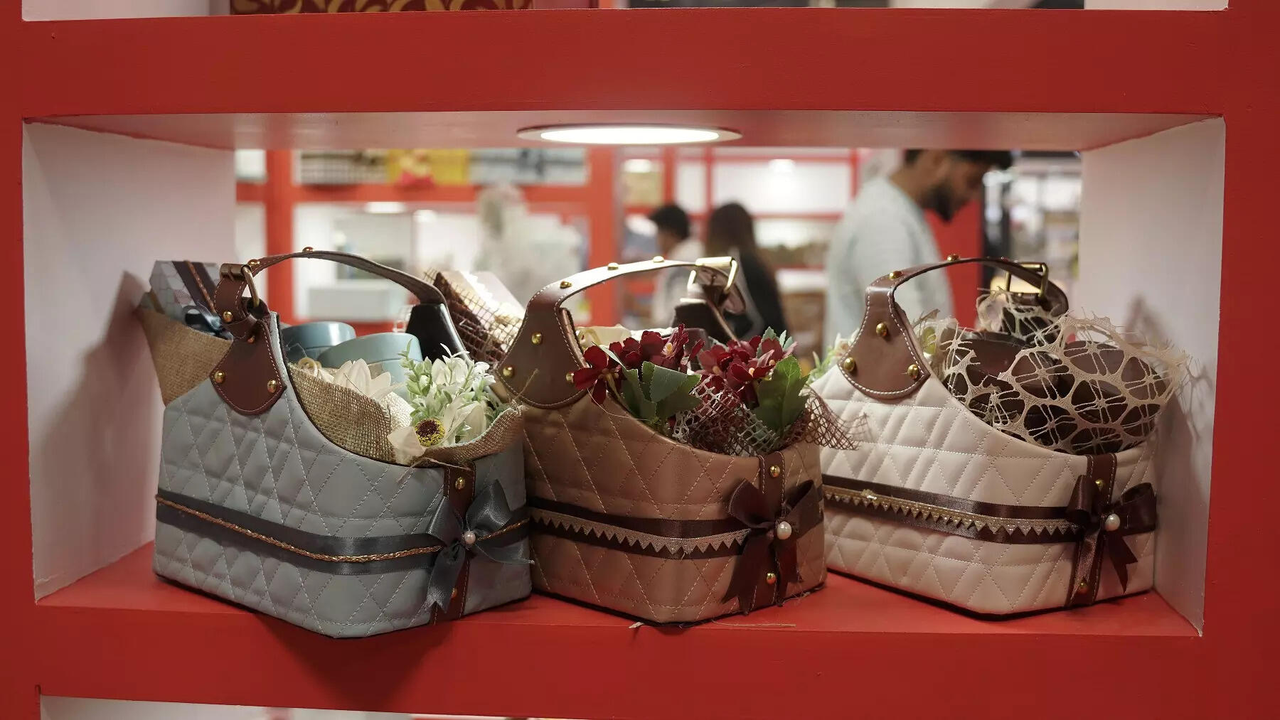 Handbag-style hamper